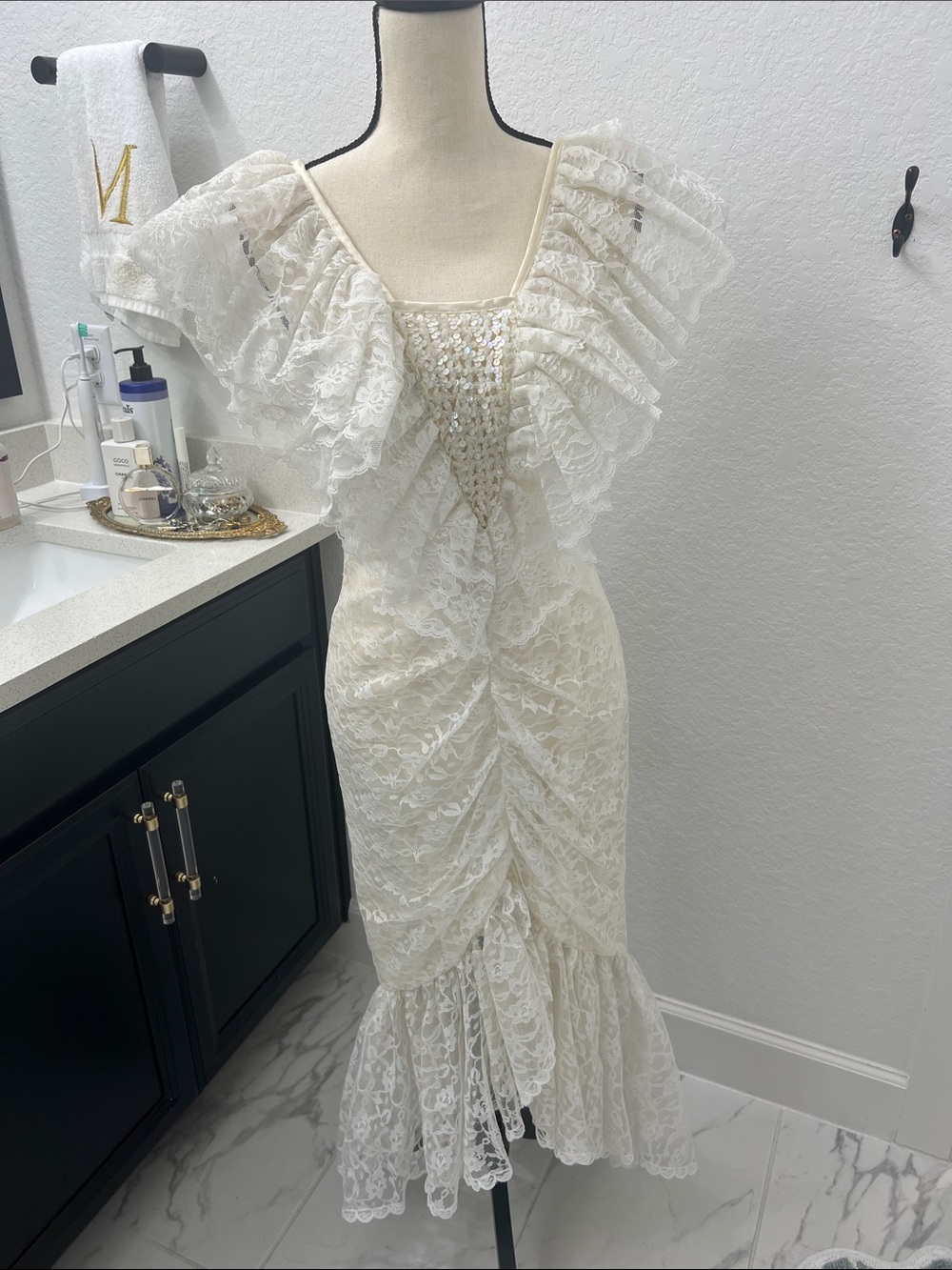 Vintage Ivory Lace Low Back Mermaid Dress with Ruffled Shoulders and Sequin